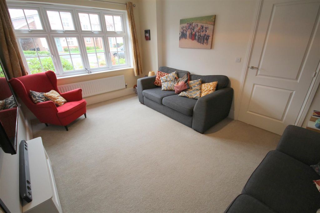Property photo 3 of 20 W Lounge 2.Jpg
