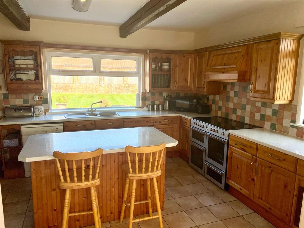 Property photo 3 of 27 Kitchen / Breakfast Room
