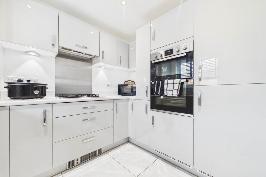 Property photo 2 of 23