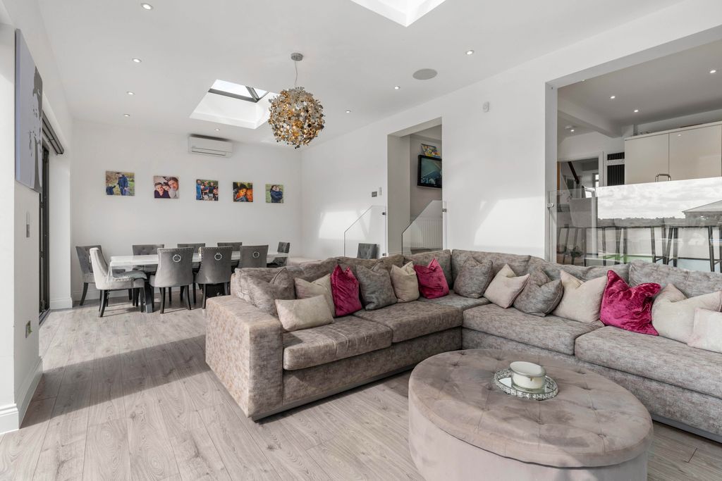 Property photo 3 of 41 211 Cuffley Hill 13.Jpg