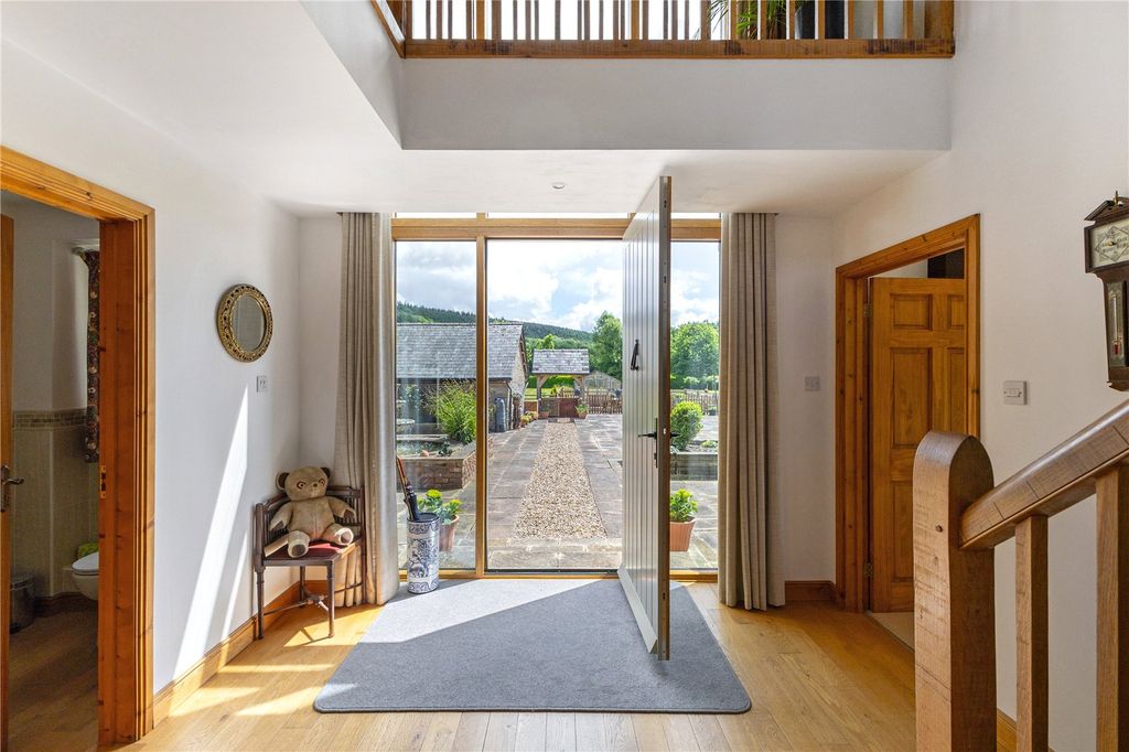 Property photo 3 of 28 Entrance Hall
