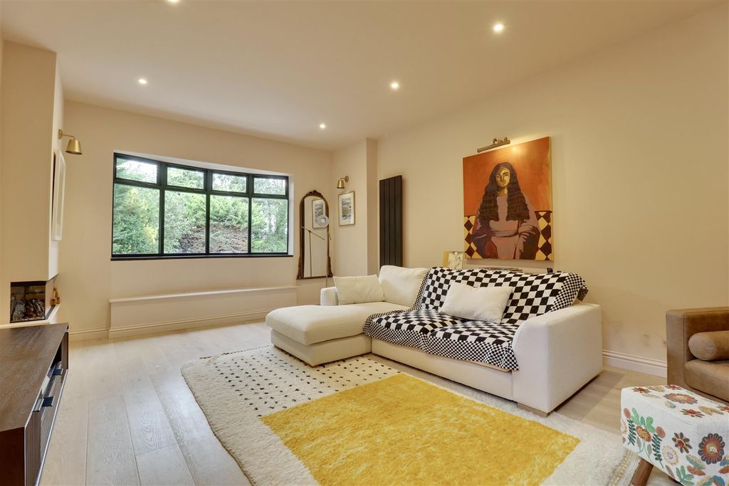 Property photo 1 of 34 Ae86F691-0D1D-4CE8-Ad86-B147E18891A6_1_201_A.Jpeg