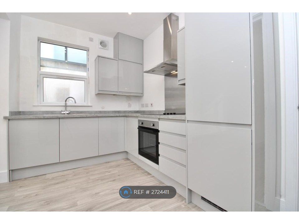 Property photo 3 of 7 Kitchen