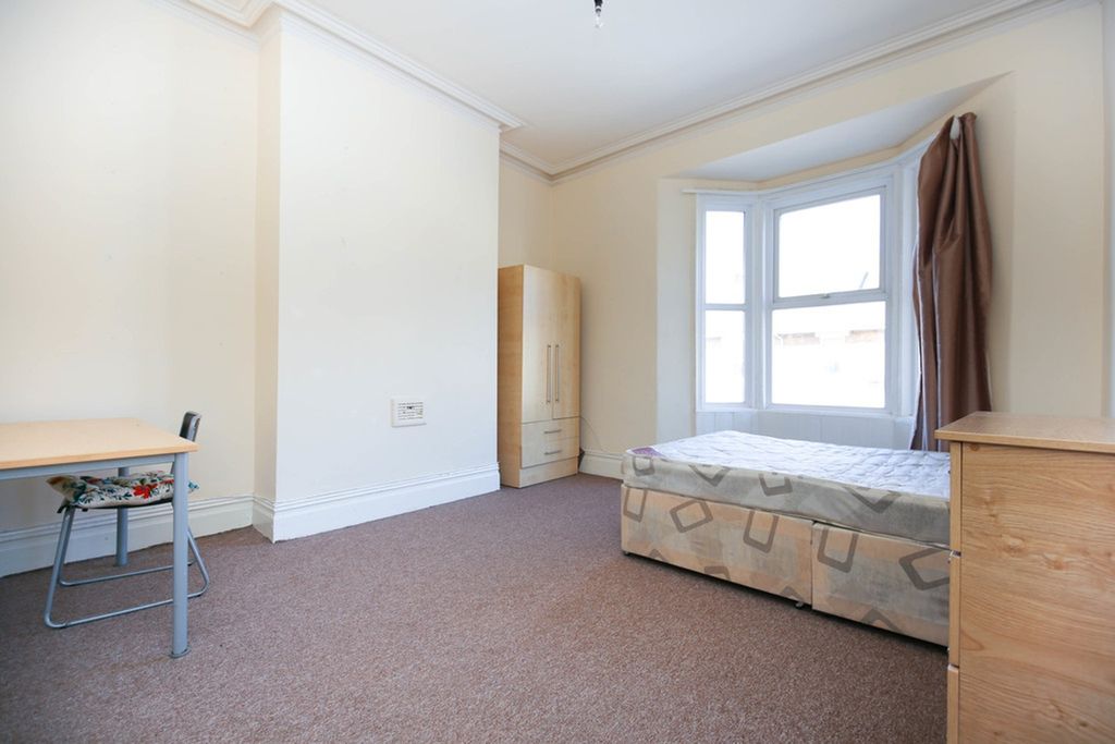 Property photo 1 of 7 A Bright And Spacious Double Bedroom With Large Wi...