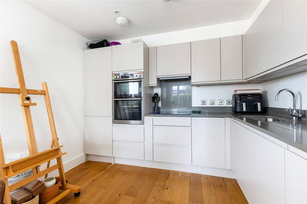 Property photo 3 of 11 Kitchen