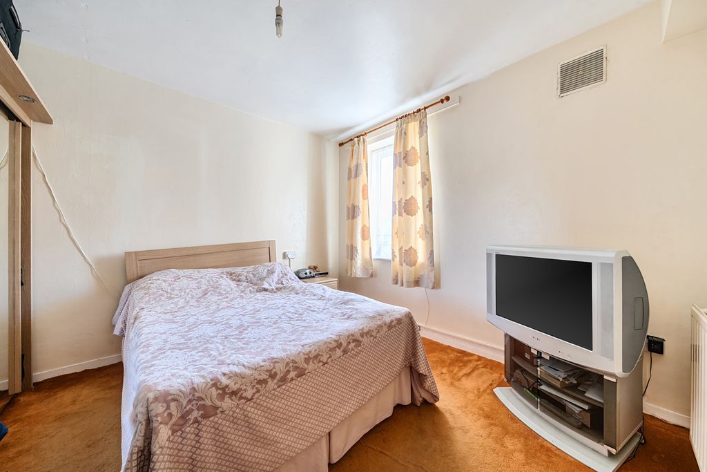 Property photo 2 of 10 Bedroom