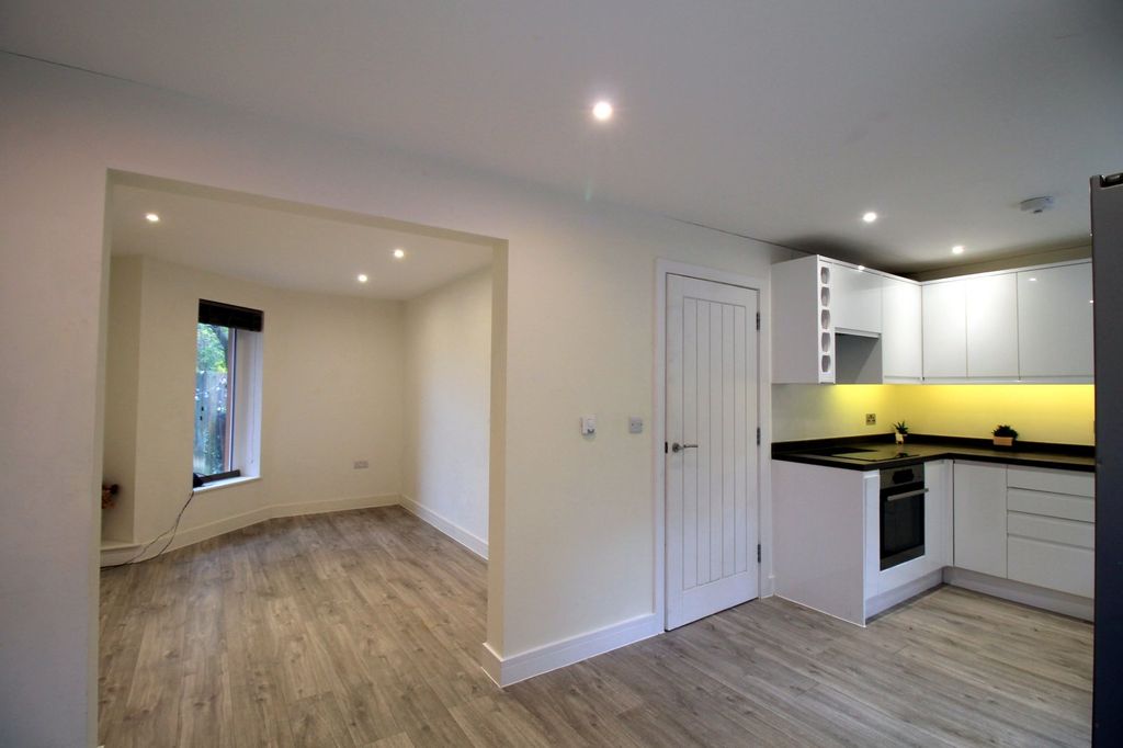 Property photo 3 of 11 Kitchen/ Dining Room