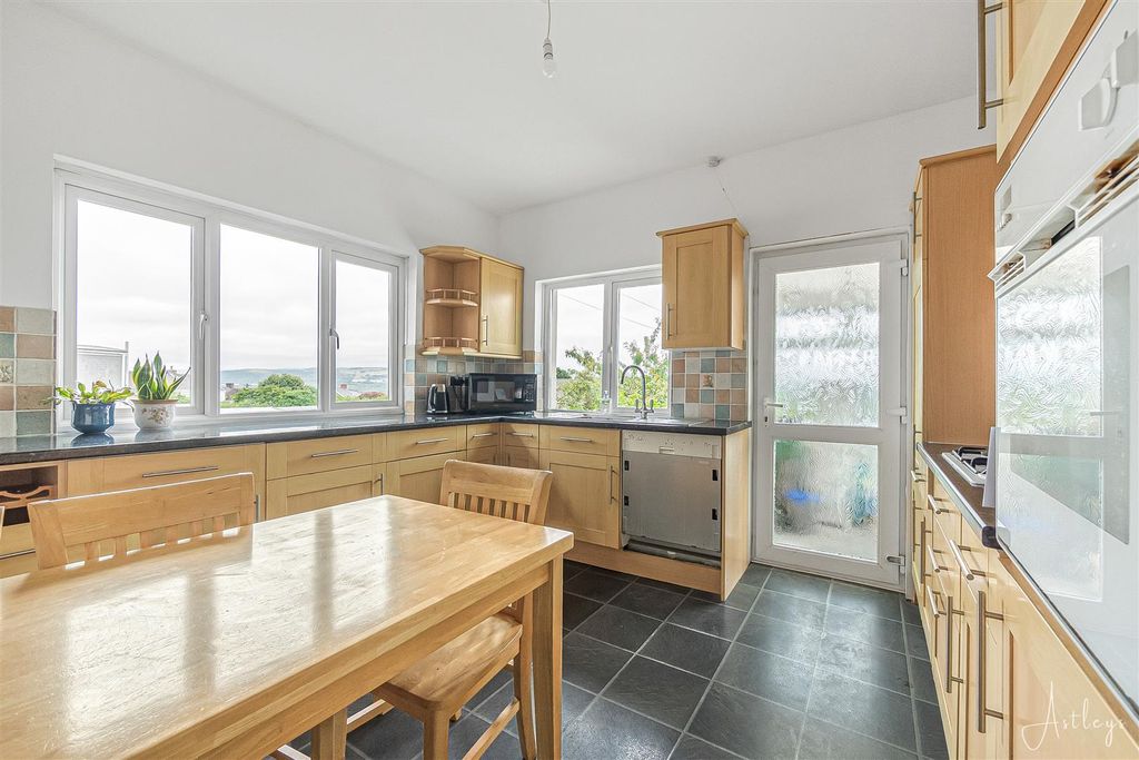 Property photo 3 of 17 Kitchen/Dining Room