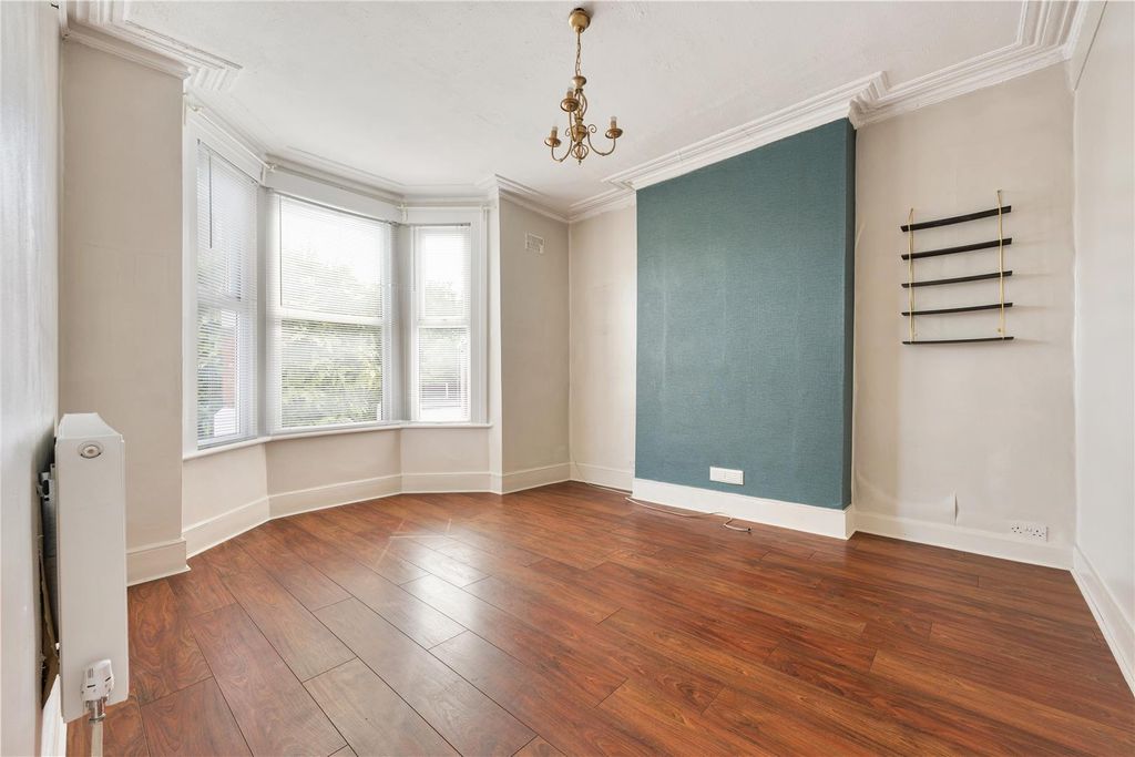 Property photo 3 of 25 Orford Road, E18