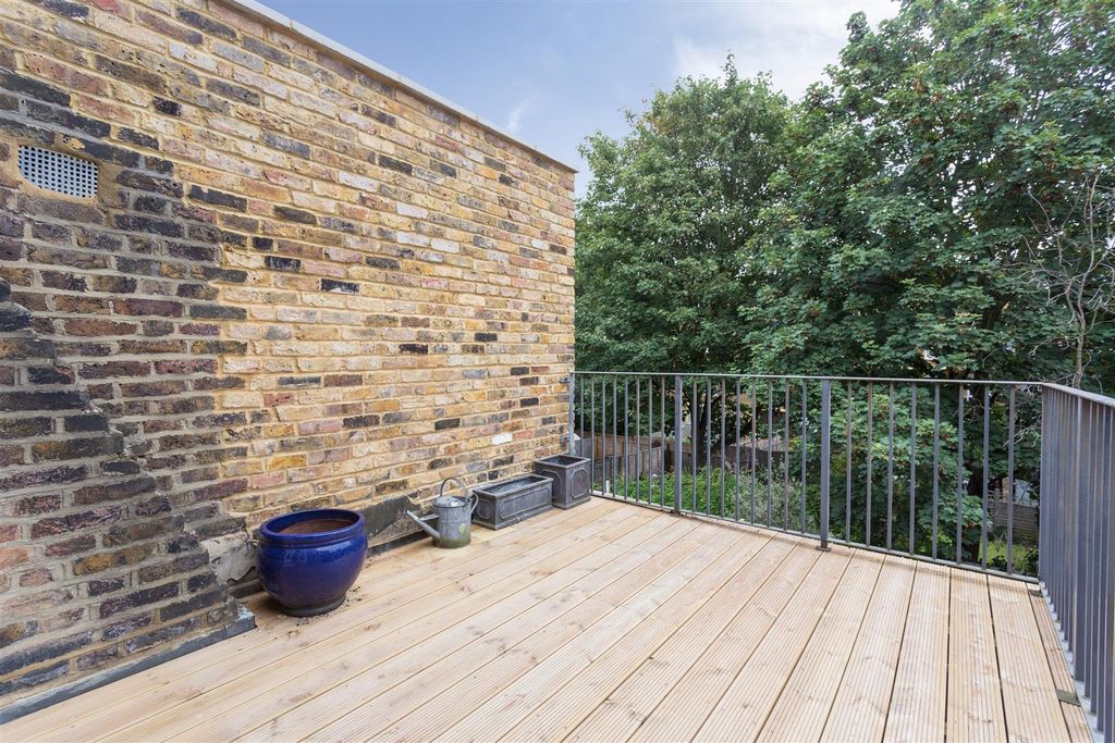 Property photo 3 of 10 Lettings Hammersmith Sulgrave Road  - Terrace.Jpg