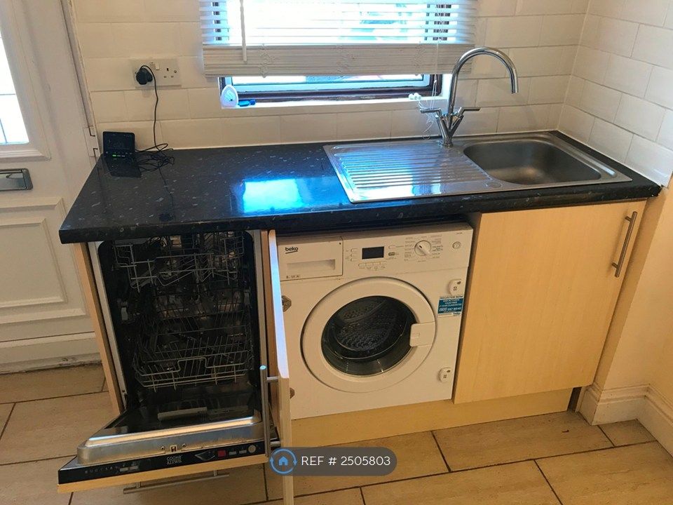 Property photo 3 of 11 Kitchen