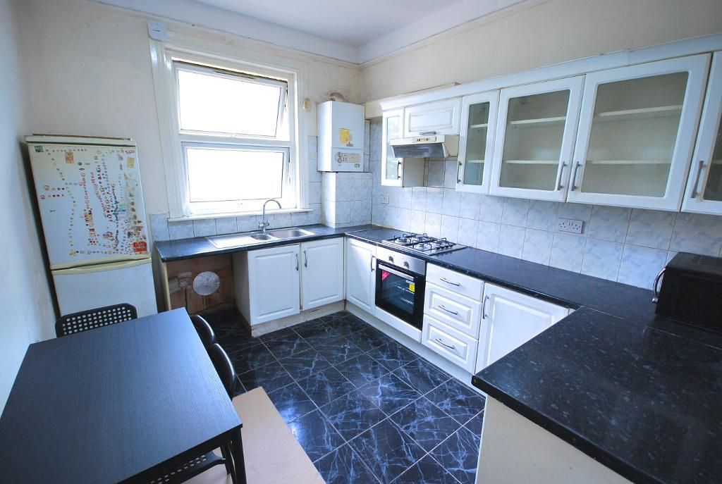 Property photo 3 of 10 Kitchen