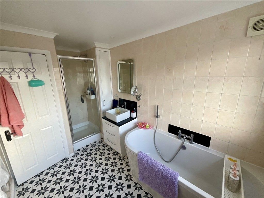 Property photo 3 of 9 Bathroom