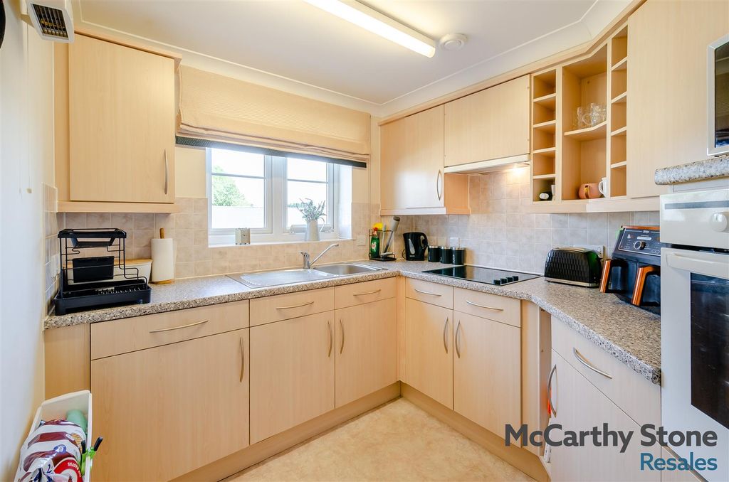 Property photo 3 of 31 8685674-Interior16.Jpg