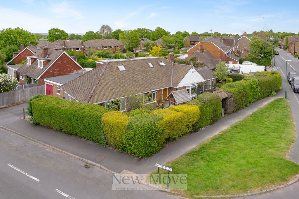 Property photo 1 of 27 Charming Four Bedroom Chalet Bungalow In The Heart Of Copthorne Village