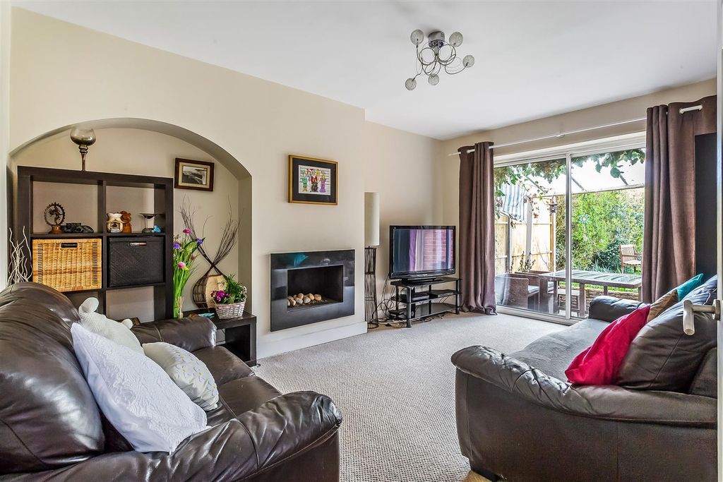 Property photo 2 of 17 15-Nutcroft-Close-13.Jpg