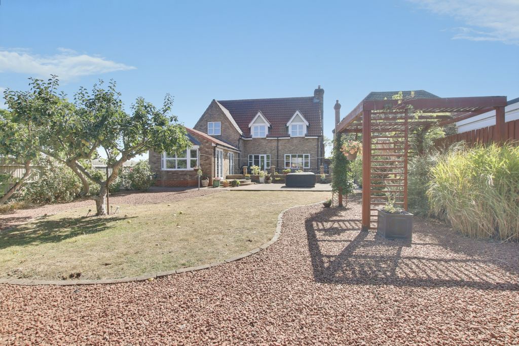 Property photo 2 of 20