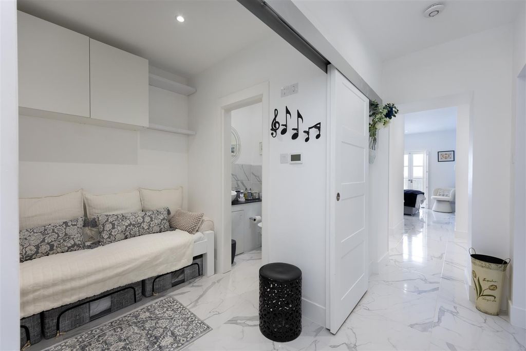 Property photo 2 of 10 Entrance Hall