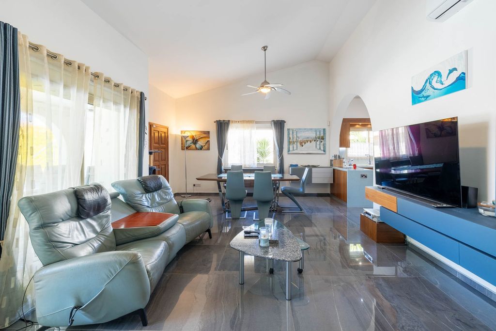 Property photo 3 of 23