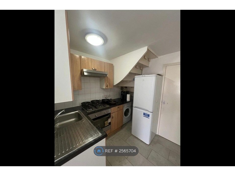 Property photo 3 of 8 Kitchen