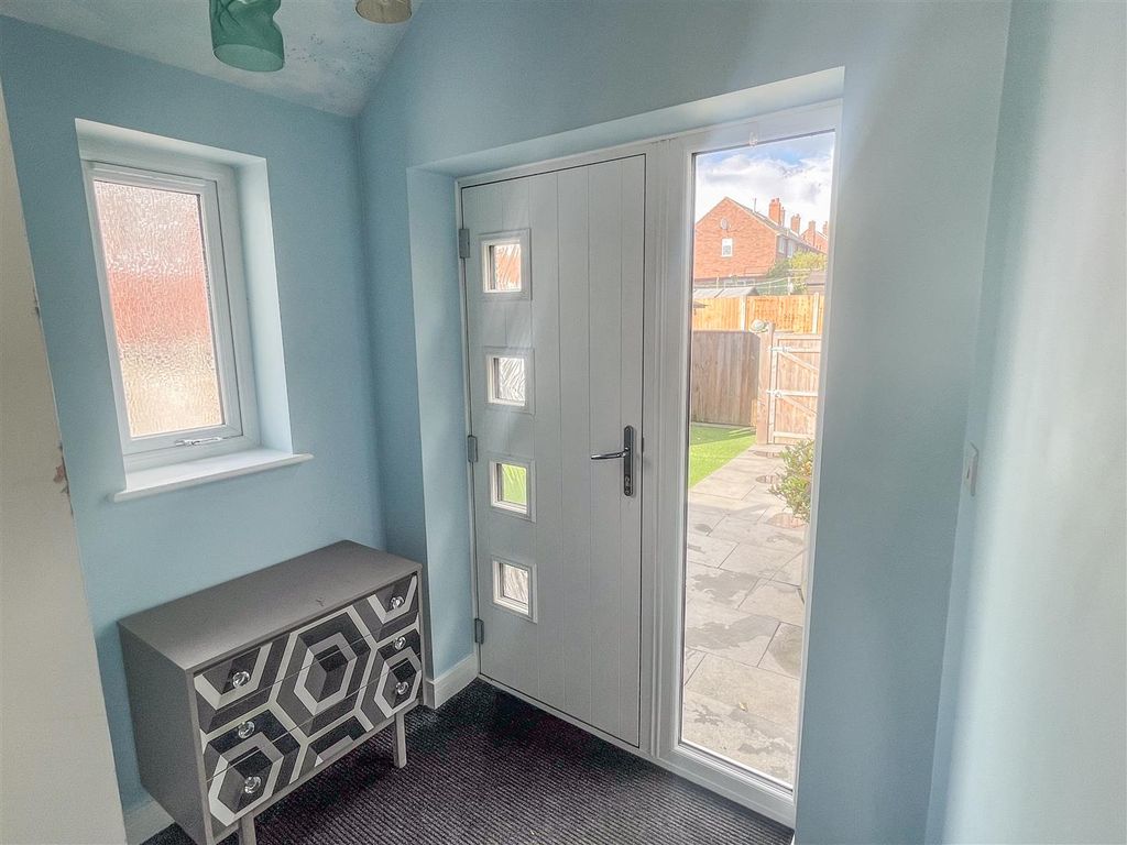 Property photo 3 of 28 Entrance Hall