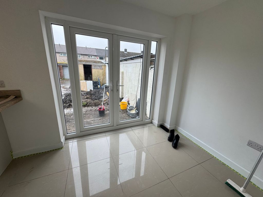 Property photo 3 of 8 Kitchen