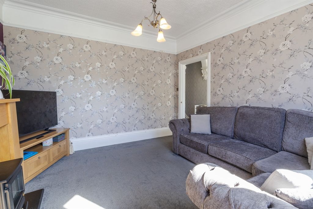 Property photo 3 of 19 Lounge