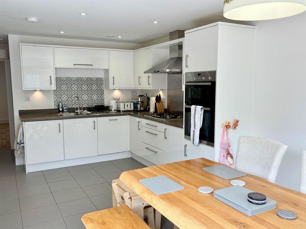 Property photo 2 of 20 Kitchen / Dining Room
