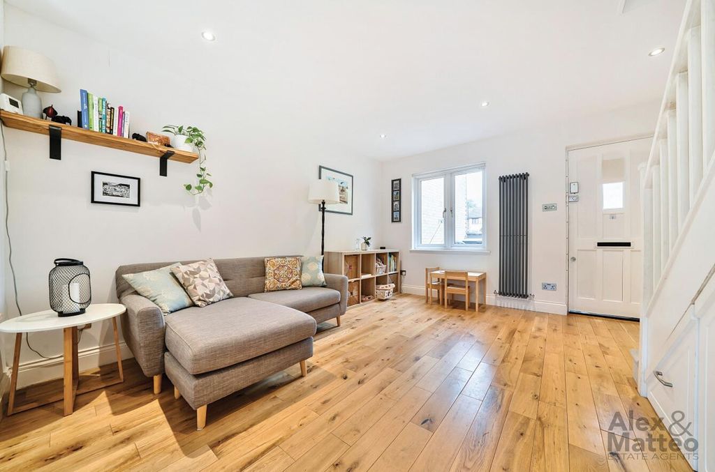 Property photo 2 of 15 Tarragon Close
