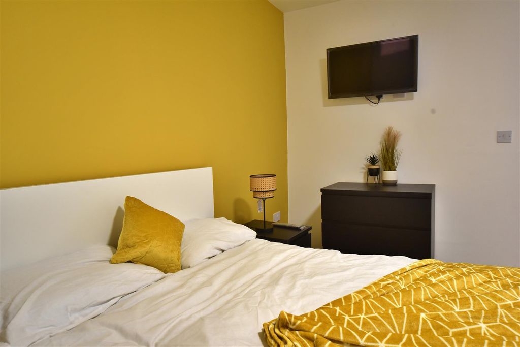 Property photo 3 of 8 165Ar_Room05_06.Jpg