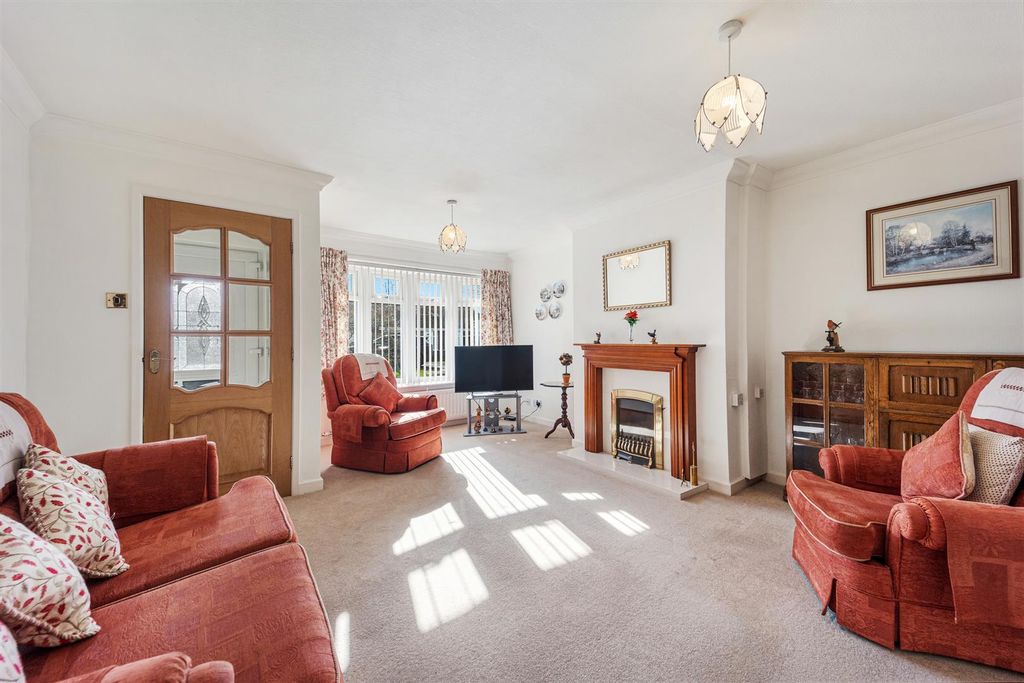 Property photo 3 of 19 Lounge