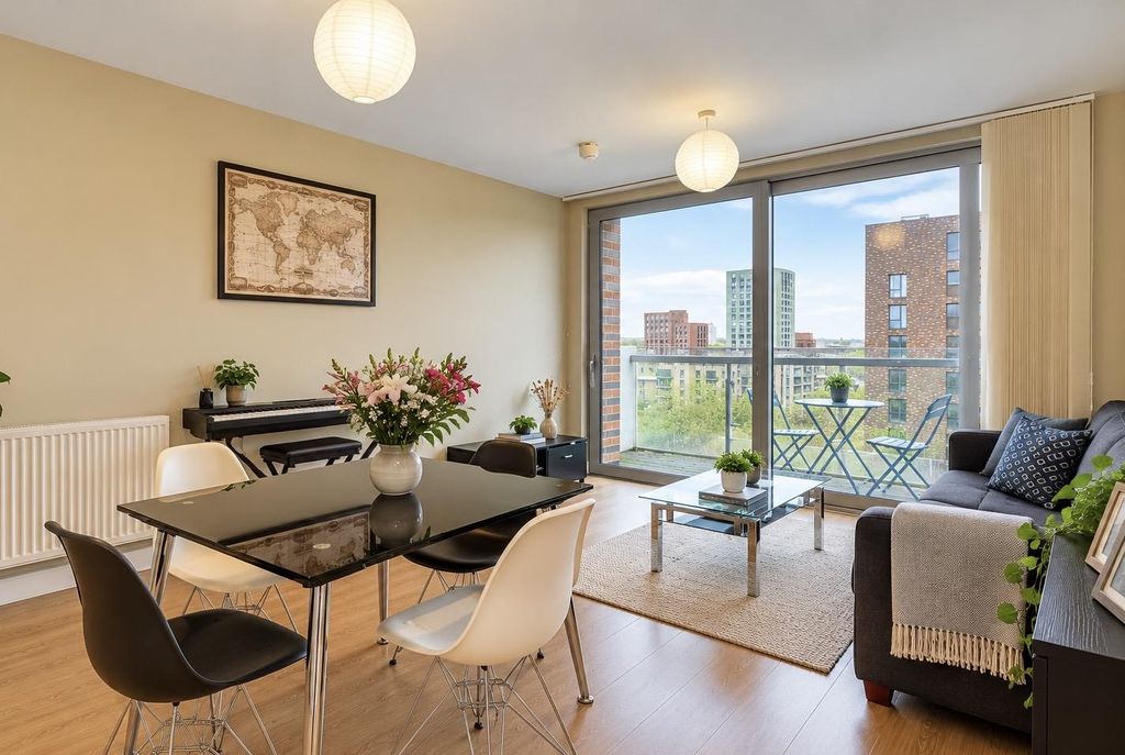 Property photo 3 of 19 Flat 36, 41 Devons Rd2534.Jpg