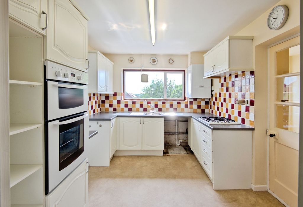 Property photo 3 of 17 Kitchen