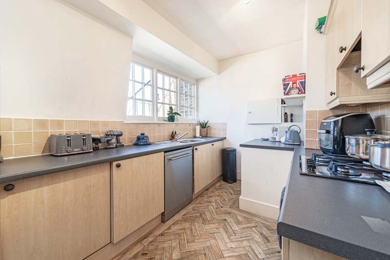 Property photo 3 of 10 3- 60 Eaton Place Kit