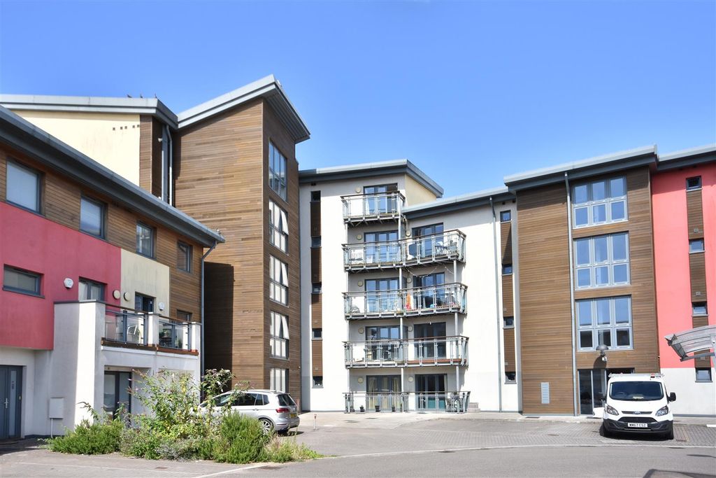 Property photo 1 of 21 External