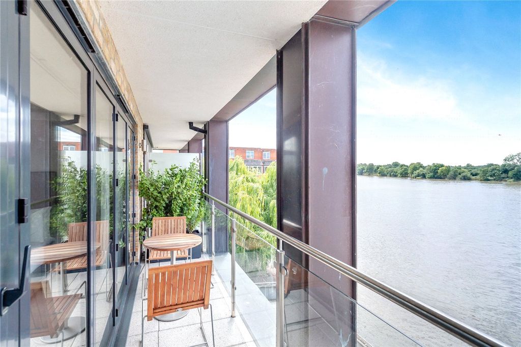 Property photo 2 of 21 Oxbridge Terrace