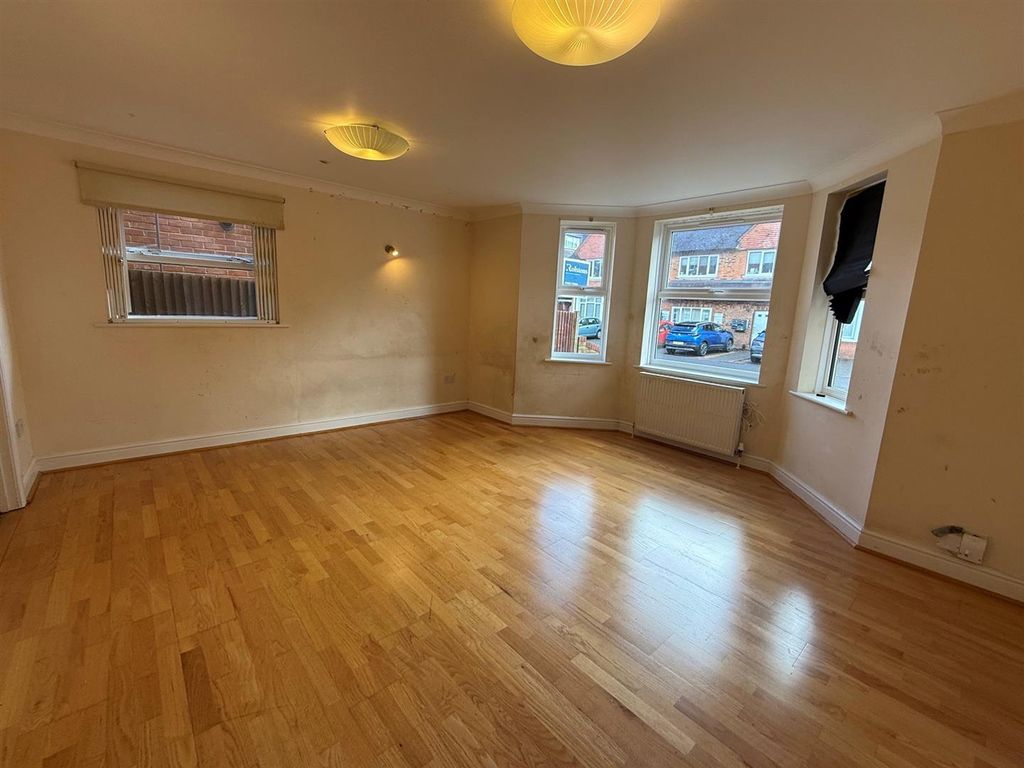Property photo 3 of 10 Lounge/ Dining Room