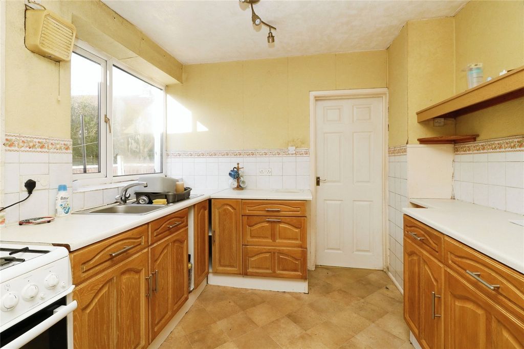Property photo 3 of 9 Kitchen