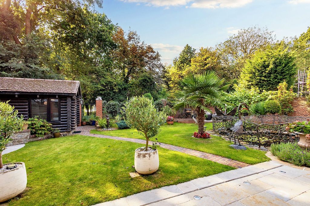 Property photo 3 of 25 Garden