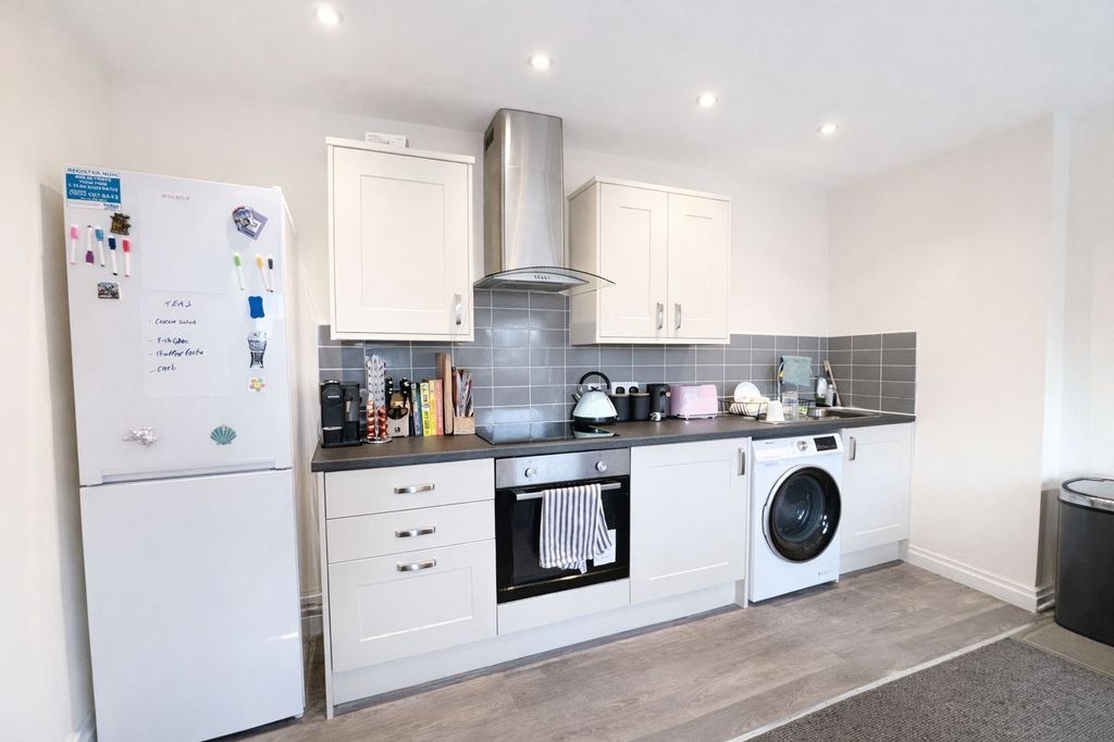 Property photo 3 of 7 Kitchen