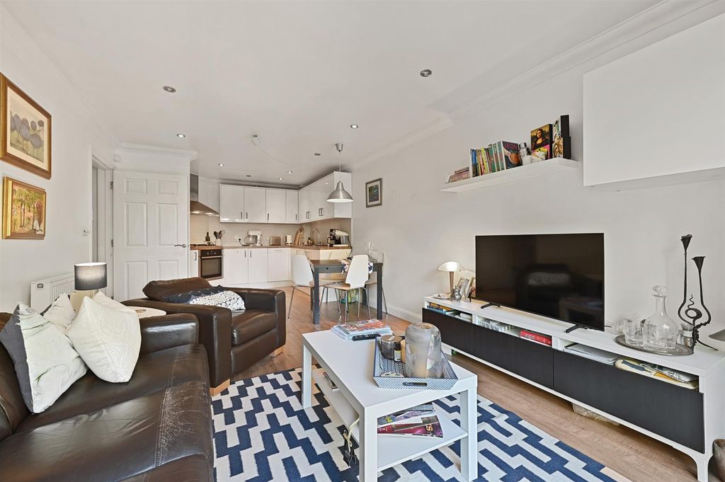 Property photo 3 of 11 Lr - Flat 2 Ashwell Court - 24 (1).Jpg