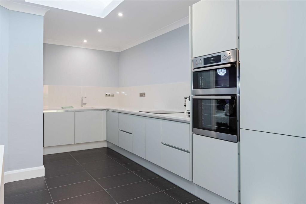 Property photo 3 of 14 Findon Rd_8.Jpg