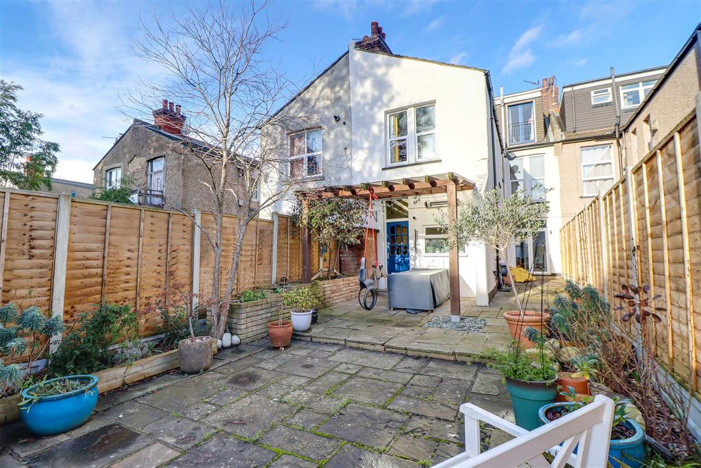 Property photo 2 of 27