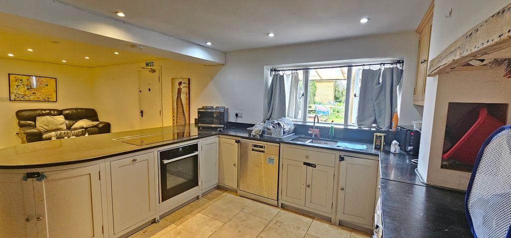 Property photo 2 of 8