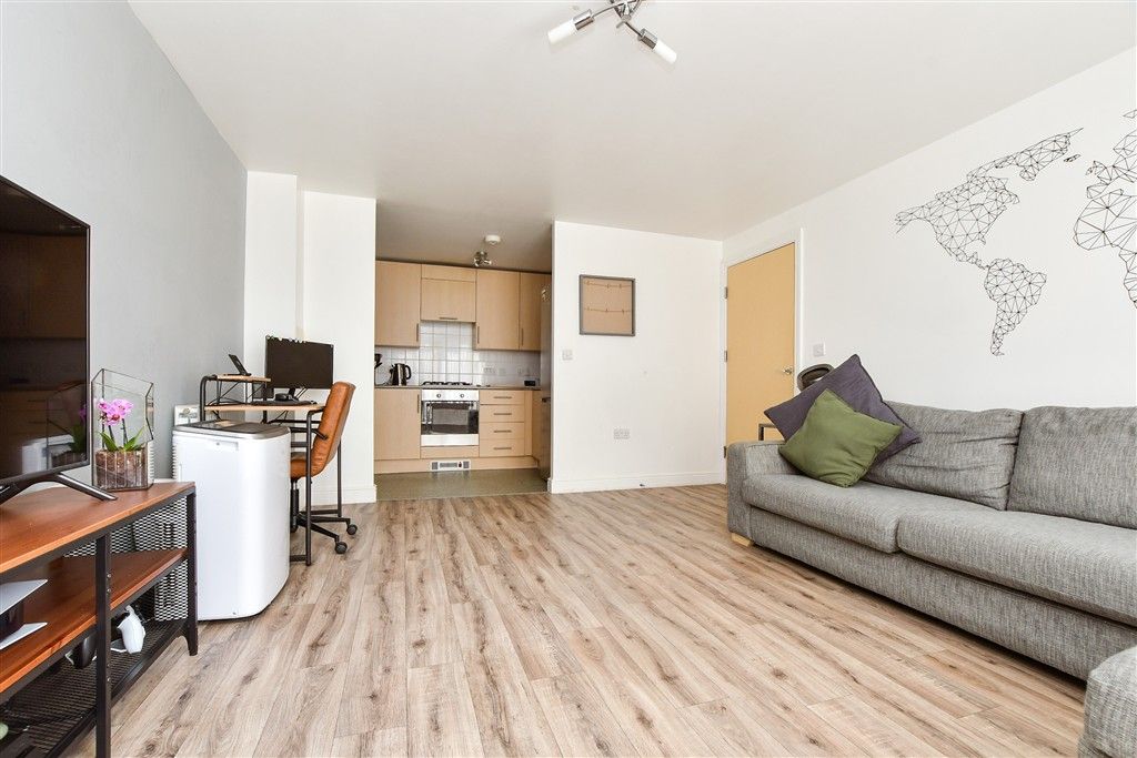 Property photo 3 of 8 Lounge