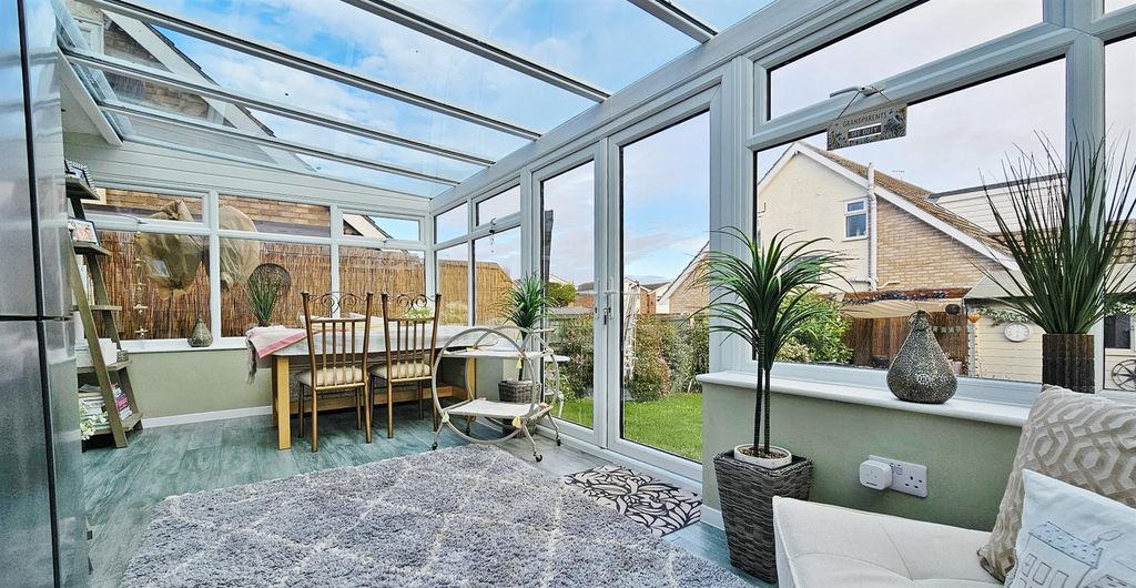 Property photo 2 of 25 Conservatory