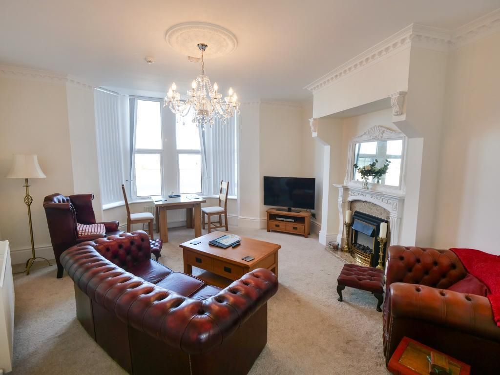 Property photo 3 of 14 Lounge