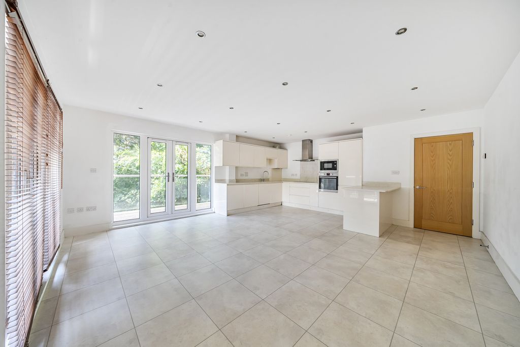 Property photo 3 of 20 Kitchen