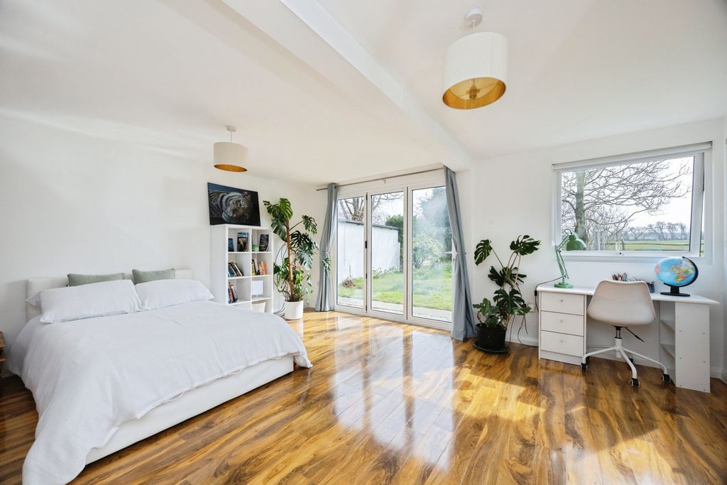 Property photo 3 of 41