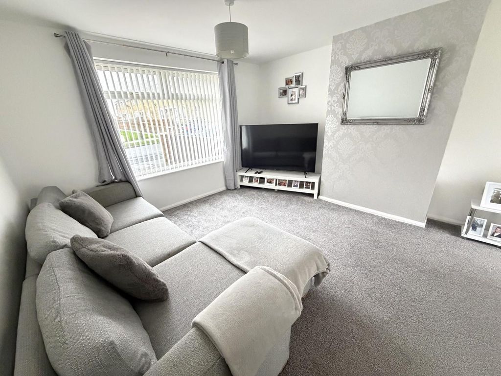 Property photo 3 of 18 Lounge